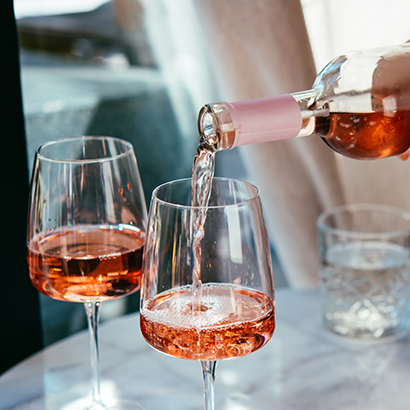 Rotwein wird im Casa Culinaria ins Glas eingeschenkt